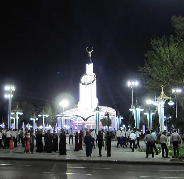 Монумент "Мой белый город Ашхабад"